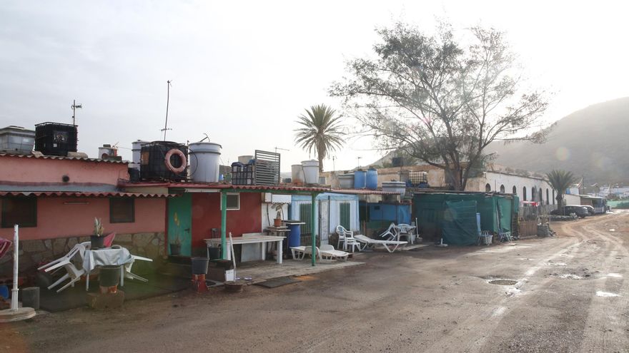 Terrazas delanteras en las cuarterías del camping Guantánamo, en primera línea de la playa de Tauro.