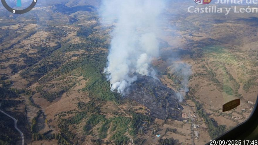 Una treintena de medios aéreos y terrestres participan en la extinción de un incendio forestal en Riello
