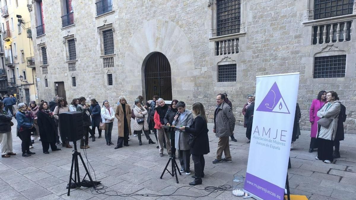 Fila de mujeres esperando para tomar la palabra en la lectura de la Asociación de Mujeres Juezas