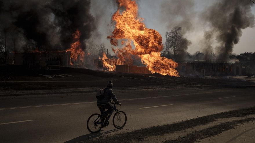 Un hombre en bicicleta en Járkov tras un bombardeo ruso el 25 de marzo.