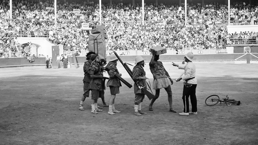 En la plaza, el Día del Blusa de 1961, que tuvo como motivo de la parodia cómica un safari