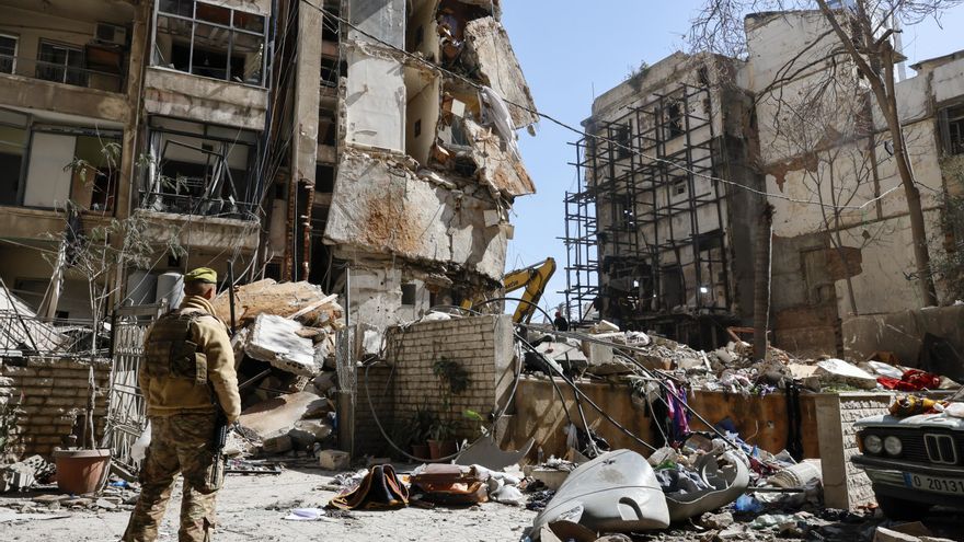 Un soldado del ejército libanés se encuentra junto a un edificio residencial destruido el día después de un ataque aéreo israelí en el barrio de Ain Mreisseh de Beirut, Líbano, 09 de abril de 2026. Al menos 182 personas murieron y más de 890 resultaron heridas después de que ataques aéreos israelíes alcanzaran múltiples ubicaciones en todo el Líbano el 08 de abril, informó el Ministerio de Salud libanés. Israel lanzó un ataque a gran escala en todo el Líbano, incluido el centro de Beirut, un día después de que Estados Unidos e Irán acordaran un alto el fuego. El gobierno israelí dijo que el alto el fuego no cubre el Líbano y que los ataques contra posiciones de Hezbolá continuarán. (Líbano, Hizbulá/Hezbolá) EFE/EPA/WAEL HAMZEH