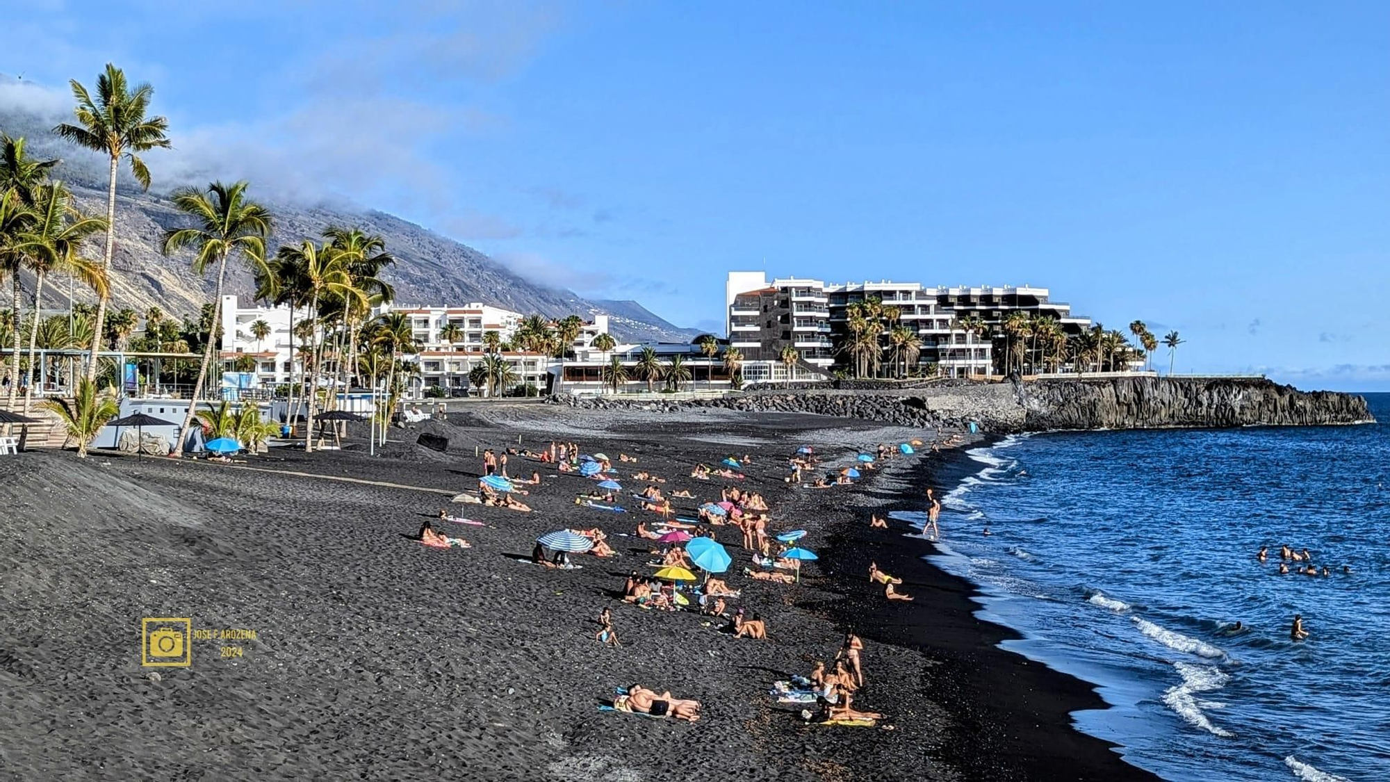 Hotel Sol de Puerto Naos en una imagen tomada en días pasados, con bañistas en la playa. JOSÉ F. AROZENA