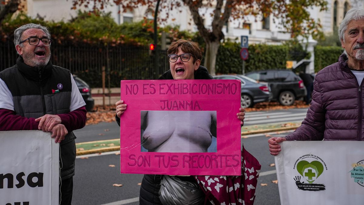 Protesta ciudadana por la sanidad en la presentación de "Manual de Convivencia" de Juanma Moreno
