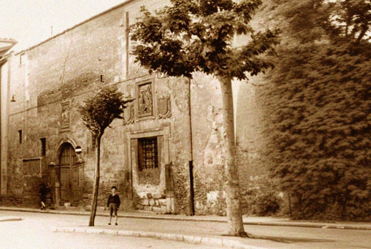 Entrada del Cuartel del Cid en el antiguo convento de las Recoletas (ampliado a la derecha por IA, la vegetación no existió nunca).