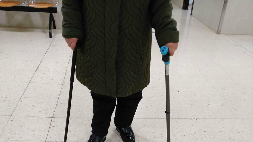 Encarnación Pérez solo puede estar de pie apoyada en dos bastones.