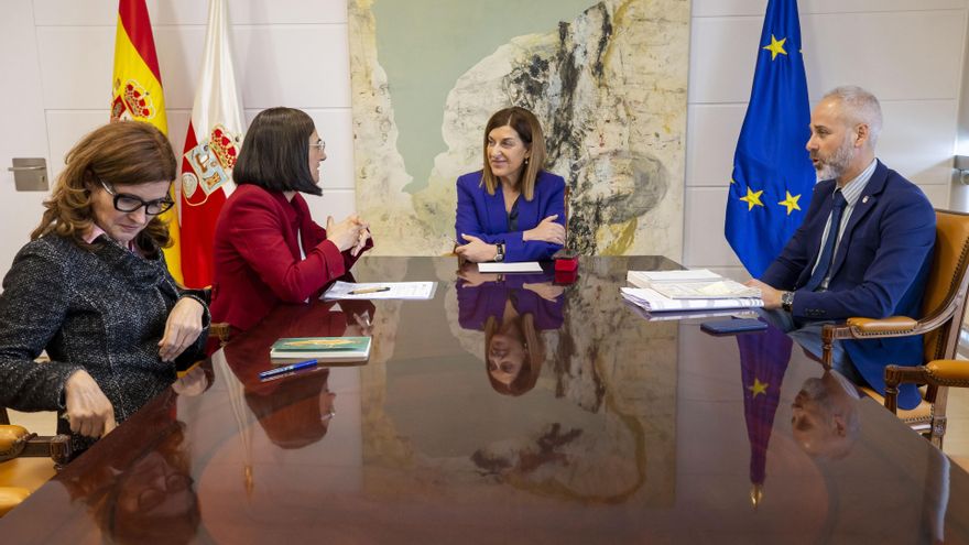 La presidenta, María José Sáenz de Buruaga, y el consejero de Educación, Sergio Silva, con la rectora de la Universidad de Cantabria (UC), Conchi López