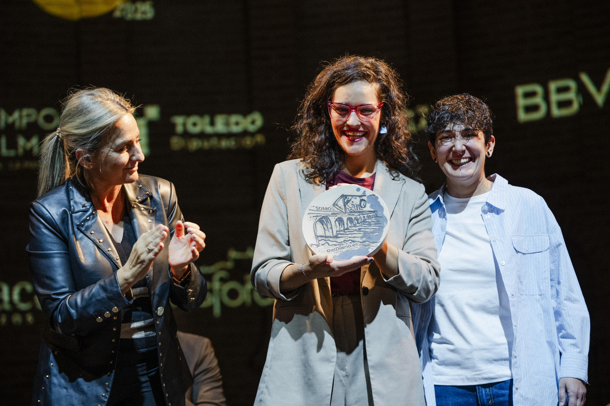 De izquierda a derecha: Milagros Tolón, delegada del Gobierno en Castilla-La Mancha; Soledad López y Jésica Alfaro, reconocidas de La Bodeguilla de Motilla