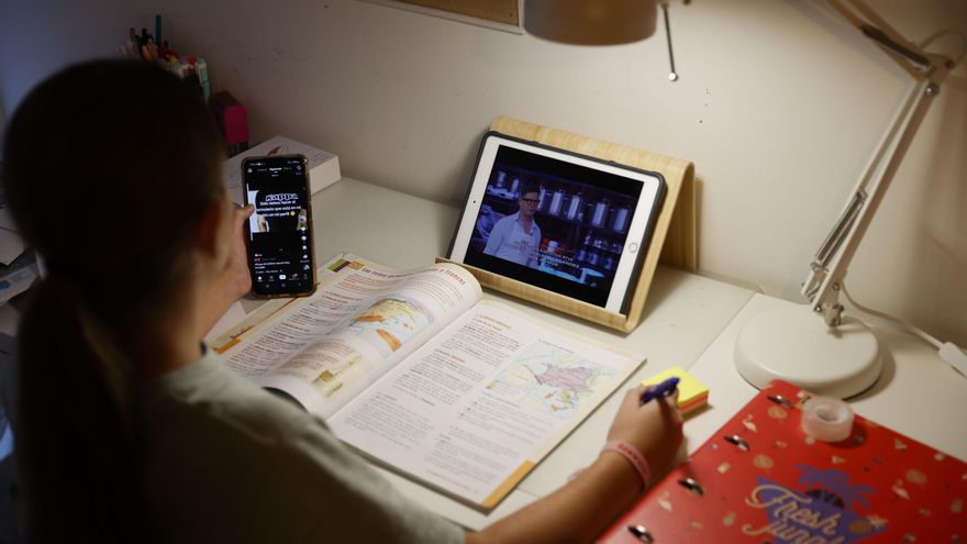 La Xunta propone un contrato voluntario entre colegios y alumnado para limitar las pantallas fuera del horario escolar