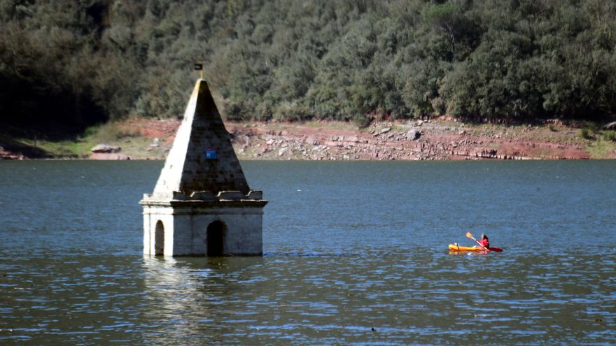 La imagen del fin de la sequía en Catalunya: el agua del pantano de Sau vuelve a cubrir la iglesia