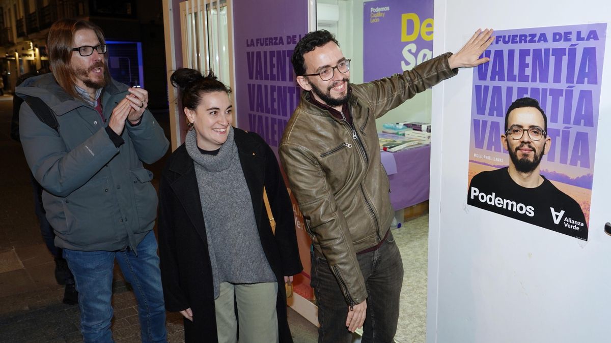 Miguel Ángel Llamas (d), candidato de Podemos-Alianza Verde a la presidencia de la Junta de Castilla y León, y Pablo Fernández (i), secretario de Organización y portavoz de Podemos, participan en el acto de pegada de carteles que se celebra en Valladolid.