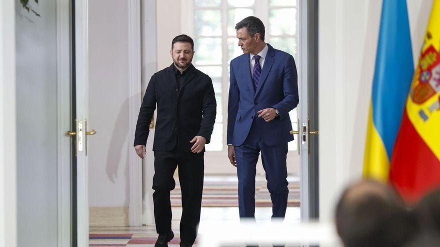 Pedro Sánchez antes de la rueda de prensa conjunta con Volodímir Zelenski tras su encuentro en la Moncloa, Madrid este miércoles.