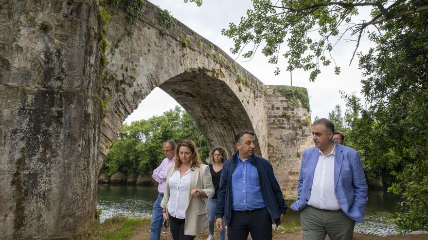 Visita institucional al puente viejo que conecta Oruña y Arce, en  Piélagos.