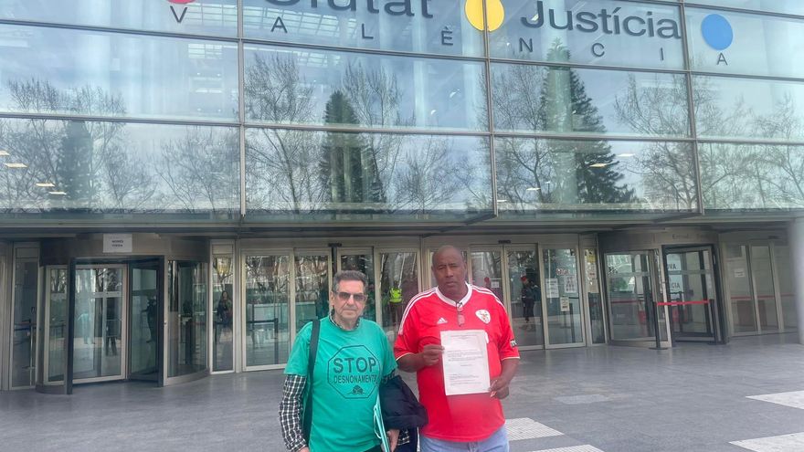 José Luis, portavoz de la PAH, junto a H. A., en los juzgados para tratar de frenar su desahucio.