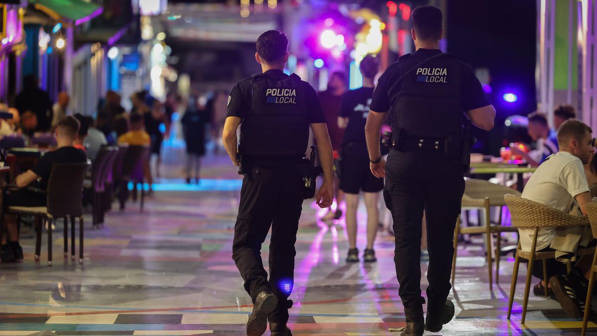 Una patrulla de la Policia Local s'endinsa al West End després del capvespre.