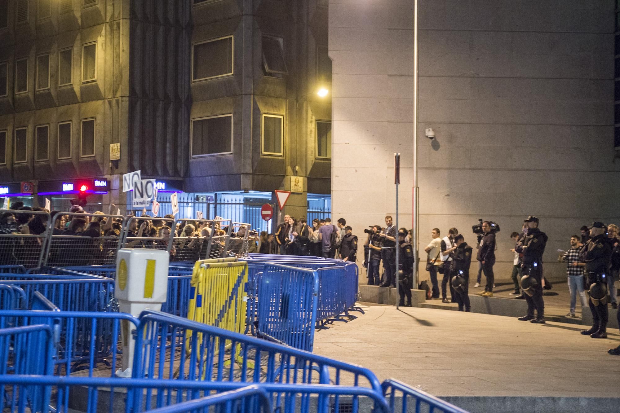 Centenares de personas se agolpan frente a una de las salidas del Congreso de los Diputados, durante la investidura