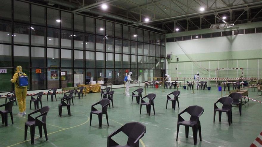 Efectivos del Regimiento de Guerra Electrónica 31 desinfectan las instalaciones deportivas del colegio Príncipe de Asturias de Quijorna, en Madrid
