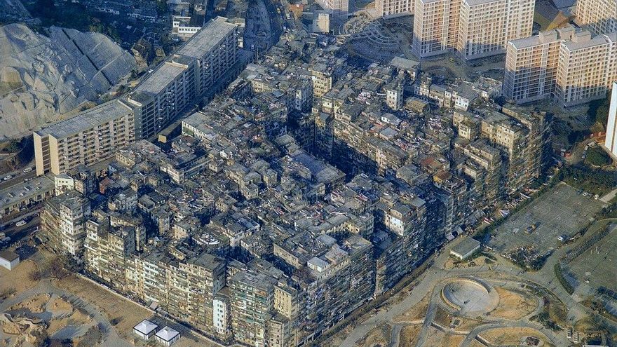 Kowloon: la ciudad sin ley que creció como una colmena humana ahora es un parque que se puede visitar