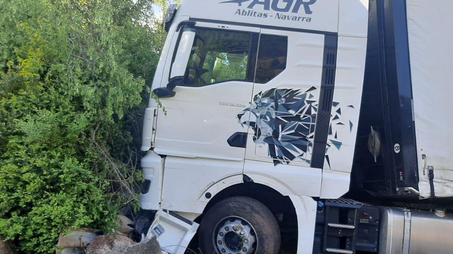 Un camión se empotra contra un muro de piedra en la N-111