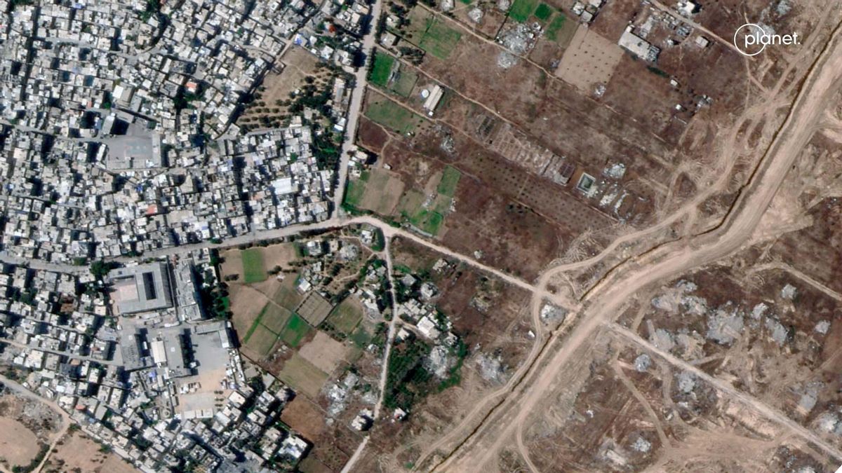 Israel levanta un gran muro de arena en Gaza: imágenes de satélite muestran la nueva barrera que divide la Franja