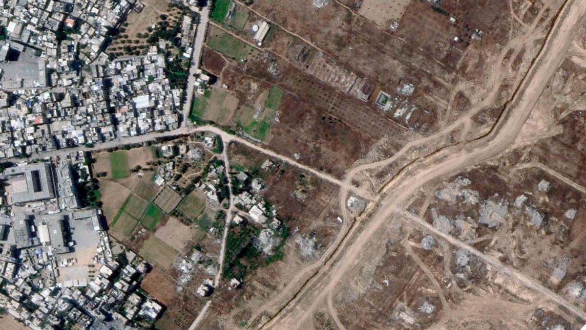 Israel levanta un gran muro de arena en Gaza: imágenes de satélite muestran la nueva barrera que divide la Franja