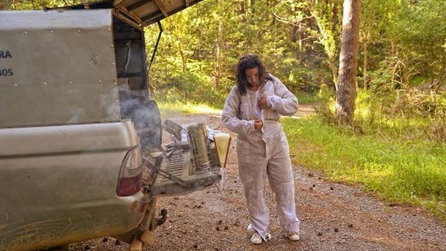 Leticia Fernández trabajando en sus colmenas.