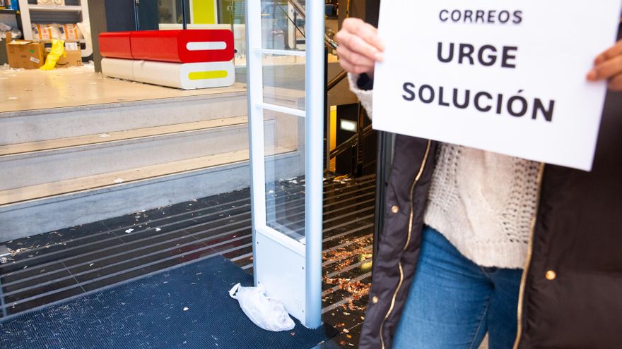 Sin sueldo y sin paro: los trabajadores de limpieza en Correos afrontan su quinto mes de movilizaciones en el limbo