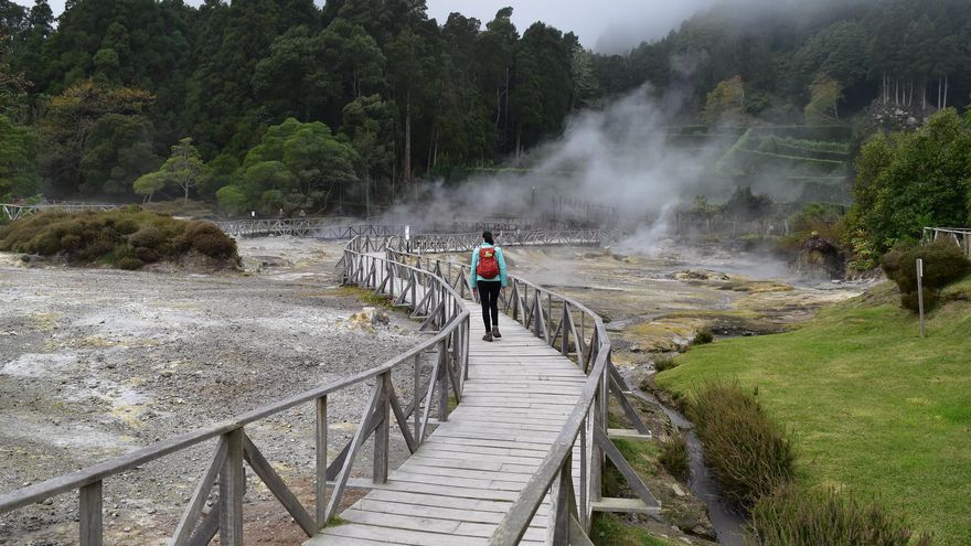 Fumarolas en el Lago de Furnas. En esta parte de la isla abundan las pozas termales.