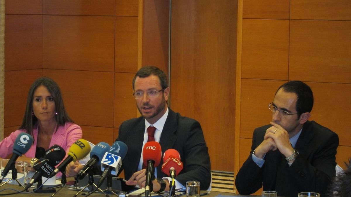 El alcalde de Vitoria, Javier Maroto (centro)