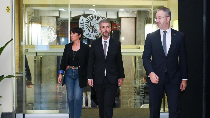 El consejero de Presidencia, Justicia y Administración Local de la Comunidad de Madrid, Miguel Ángel García Martín (c), a su llegada al evento del lanzamiento oficial de Madrid Playbook de POLÍTICO en el Círculo de Bellas Artes, a 6 de octubre de 2026, en Madrid (España).