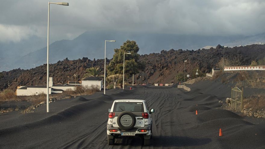 La lava se acerca a la carretera recién construida para evitar el aislamiento de las poblaciones costeras en La Palma