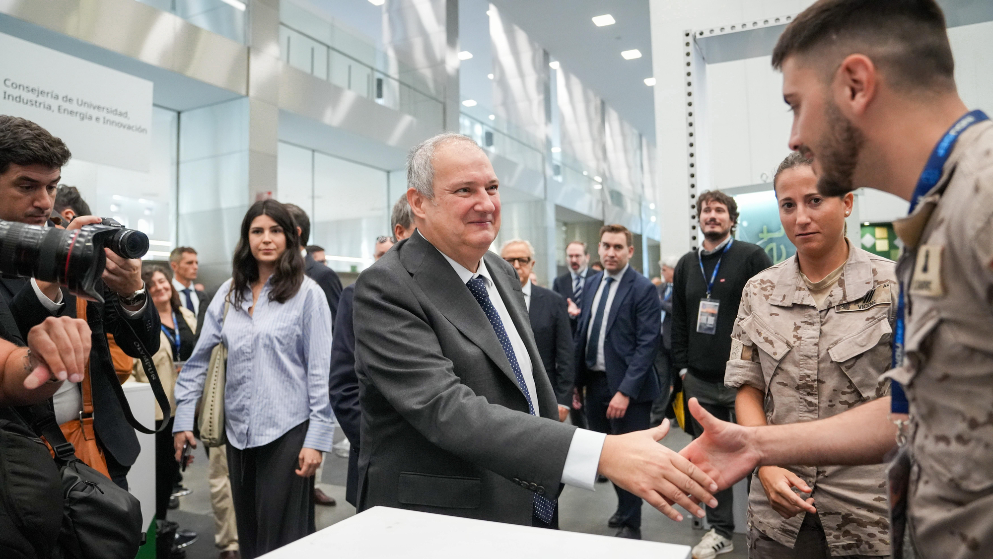 El ministro de Industria y Turismo, Jordi Hereu, y el alcalde de Córdoba, José María Bellido, durante la apertura del Foro Internacional de Defensa Indudef