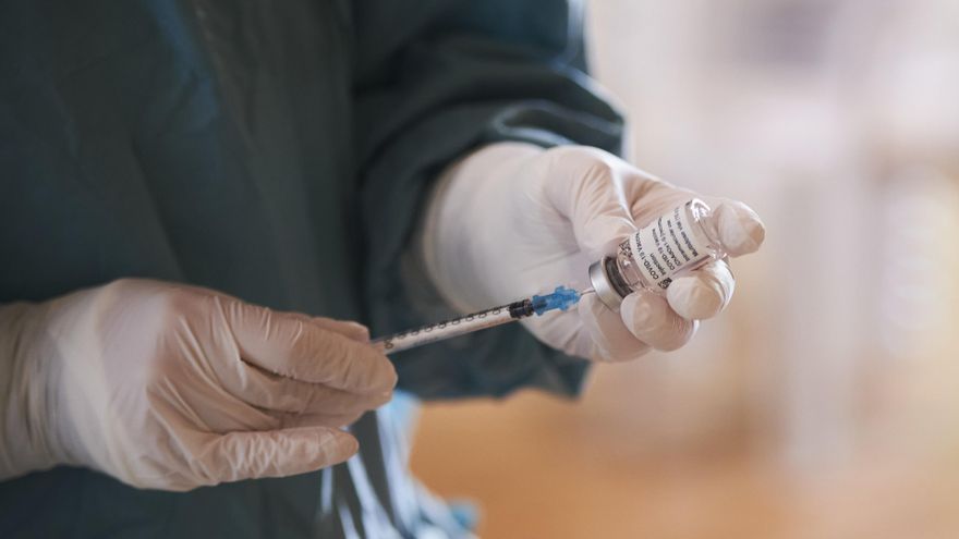 Los 11.000 sanitarios de refuerzo Covid en Andalucía se renovarán "otra vez" de manera temporal