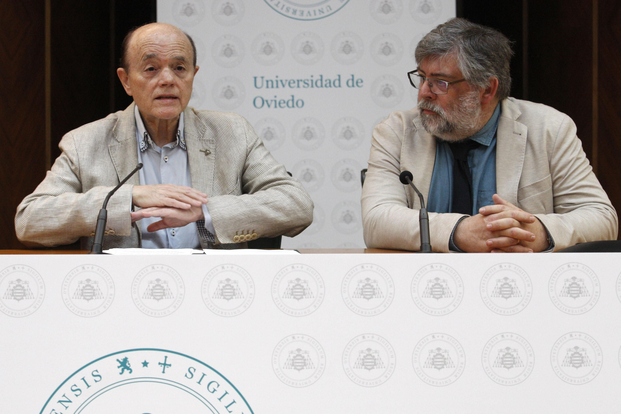 De izquierda a derecha, Alfonso López Muñiz y el director del área de Orientación y Acceso de la Universidad de Oviedo, Rogeer Bosch, durante la presentación de la convocatoria de la PAU del próximo mes de junio.
