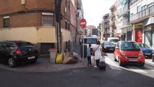 Una mujer y un niño pasean por San Diego, en Puente de Vallecas.