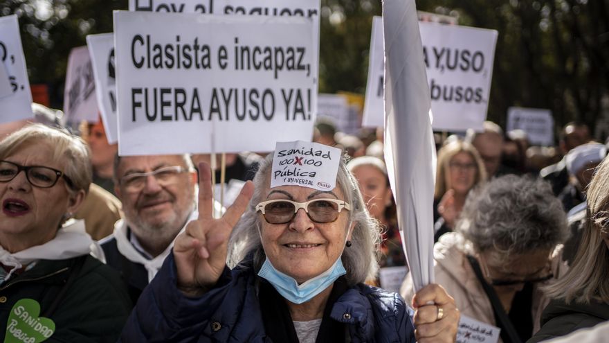 Una mujer posa en la manifestación
