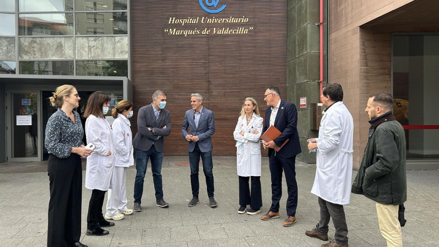 El secretario general del PSC-PSOE y candidato a la Presidencia de Cantabria, Pablo Zuloaga, en la puerta del Hospital Valdecilla.