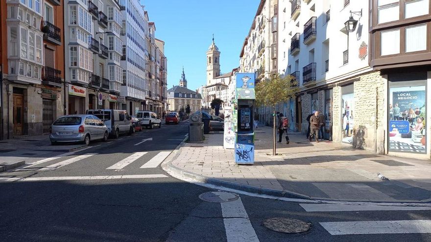 Cabina de teléfono en la calle Portal del Rey con calle Nueva Fuera, en Vitoria