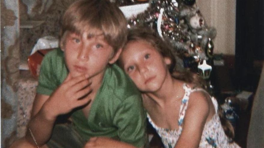 Javier Milei publica una foto con su hermana, cuando eran niños, como saludo navideño