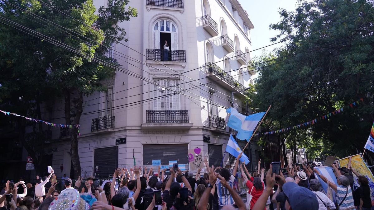 Cristina saluda a partidarios desde el balcón de su domicilio, en San José 1111, el 14 de febrero de 2026