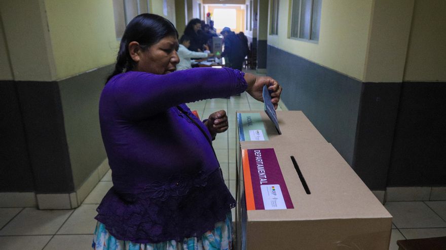 Los bolivianos comienzan a votar para elegir parcialmente a los jueces de altas cortes