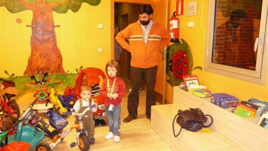 La familia de Elena en la sala de juegos de la Casa Ronald McDonald