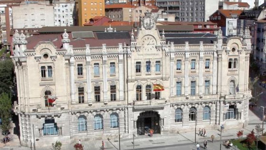 Archivo - Fachada del Ayuntamiento de Santander