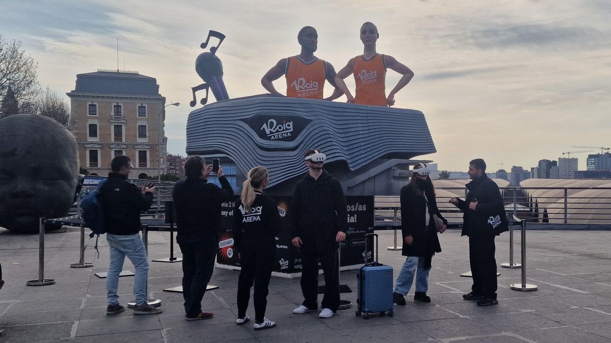 Monumento fallero del Roig Arena instalado en la Estación de Atocha.