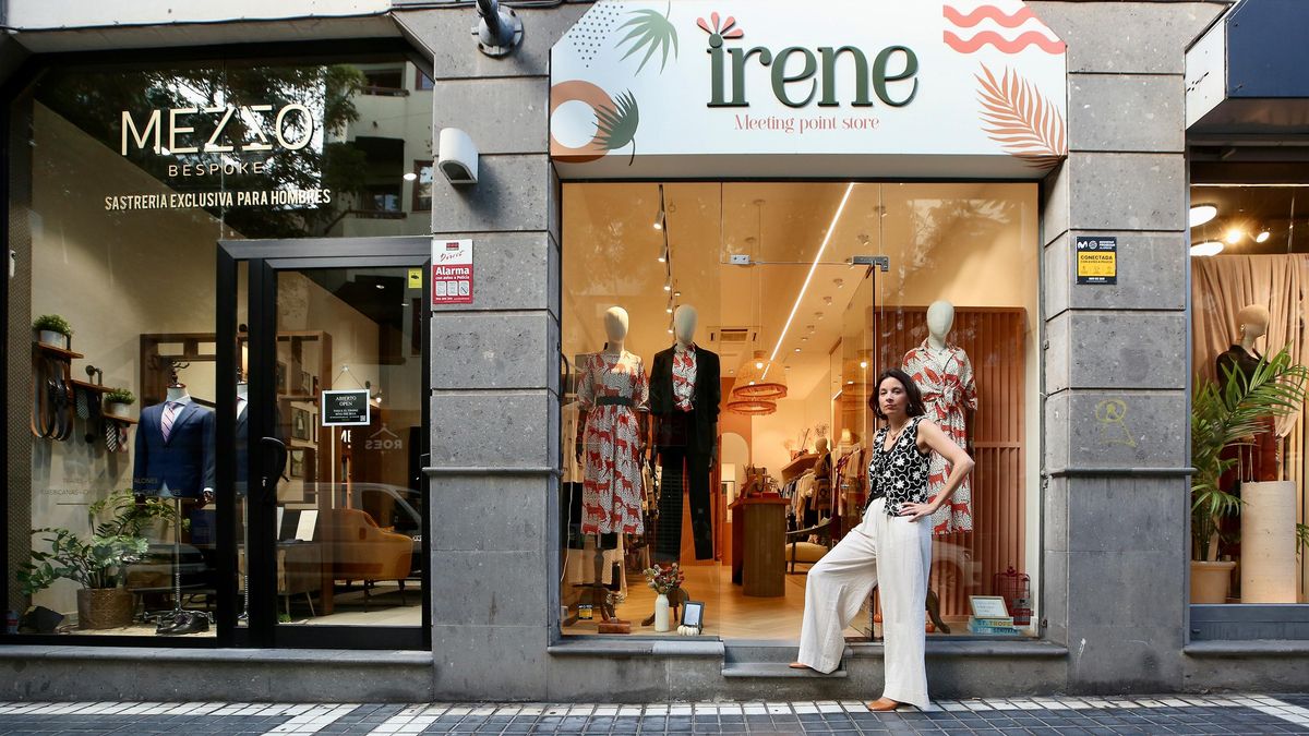 Irene en la puerta de su tienda en Las Palmas de Gran Canaria. Foto: Alejandro Ramos.