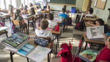 Cuatro años de recortes en Educación dejan un cuerpo docente más pequeño, peor pagado y envejecido