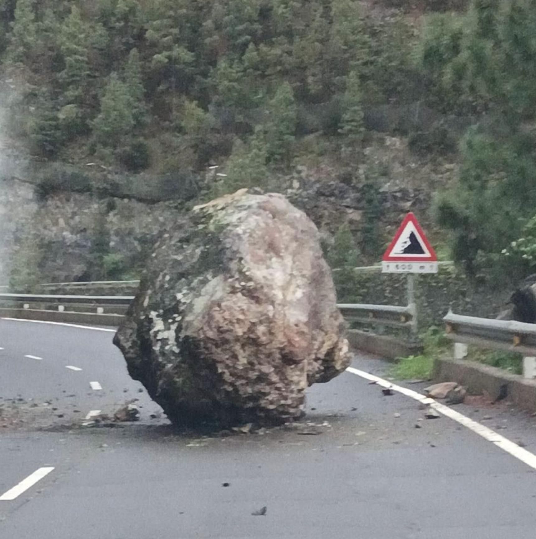 Una enorme roca ha caído sobre la carretera que cruza el barranco de Izcagua, entre Puntagorda y Garafía.
