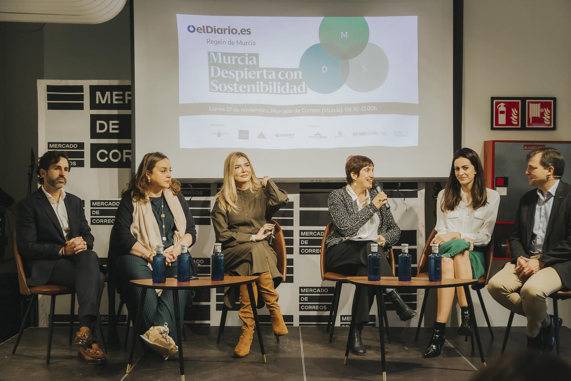 Mesa redonda de 'Murcia Despierta con Sostenibilidad'. De izquierda a derecha, Eduardo Azcona, director de PreZero; María Cruz Ferreira. secretaria autonómica de Energía, Sostenibilidad y Acción Climática; Pilar Megía, responsable de Desarrollo Sostenible y RSC de Aguas de Murcia; la directora de elDiario.es Región de Murcia, Elisa Reche; Beatriz Salazar, coordinadora de RSC y Comunicación de Grupo Orenes; y Juan Antonio López Abadía, jefe de Optimización de Energía y Medio Ambiente en Estrella de Levante