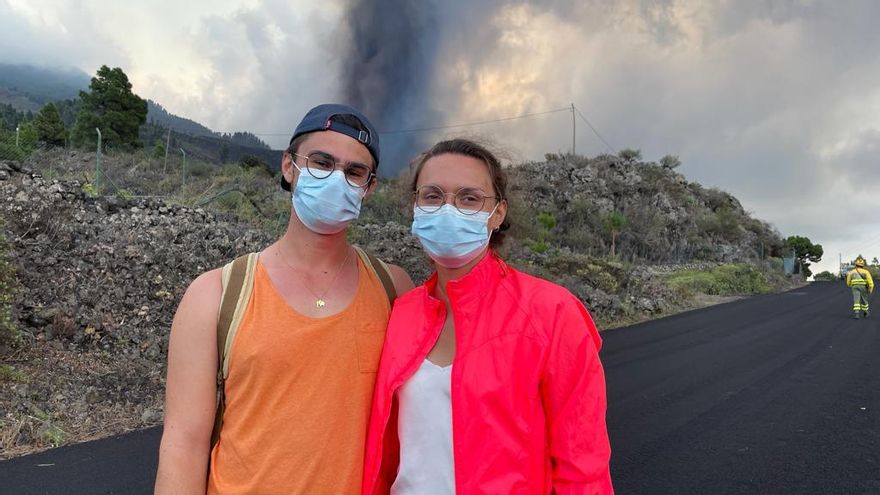 Neils y Camille frente a la erupción del volcán