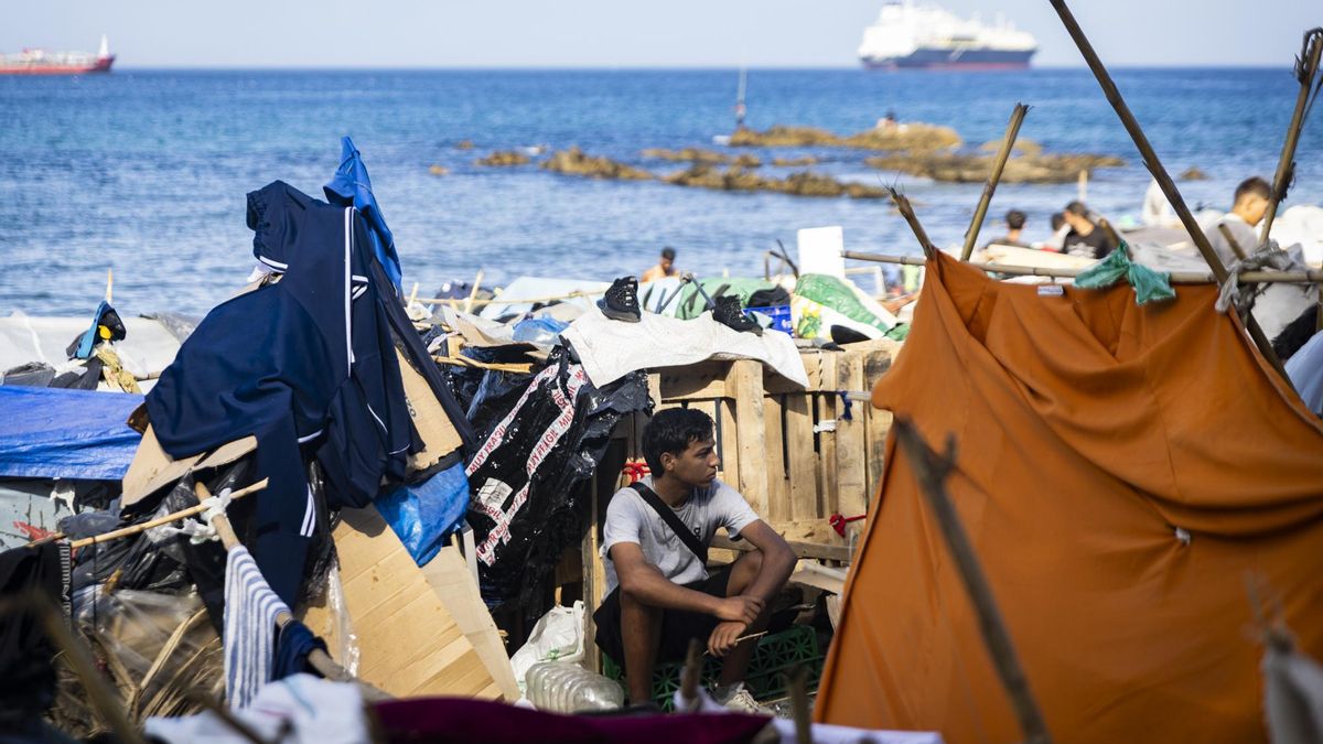 Los jóvenes migrantes que no han entrado en el campamento, en los asentamientos.